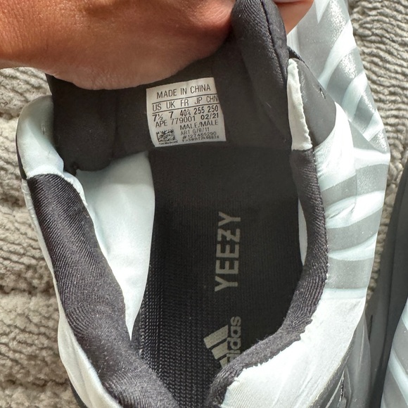 YEEZY BOOST 700 MNVN - Picture 4 of 5